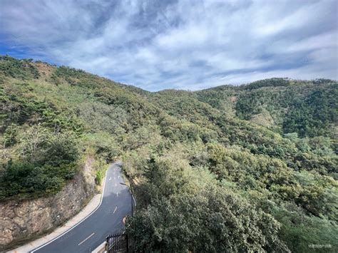 背山面海意思